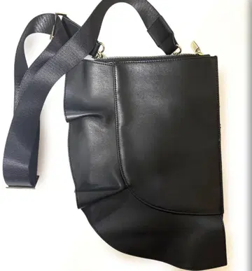 아도어 러플 BAG