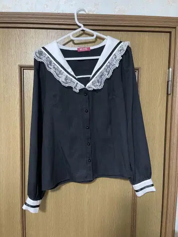 라인 배색 세일러 블라우스