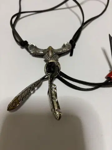 독수리와 깃털 디자인 목걸이