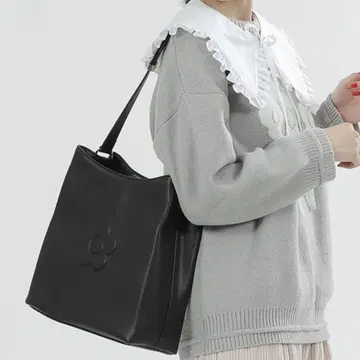 MARY QUANT 슈링크 데이지 엠보스 토트