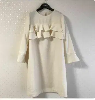 아이보리 프릴 무릎 기장 원피스