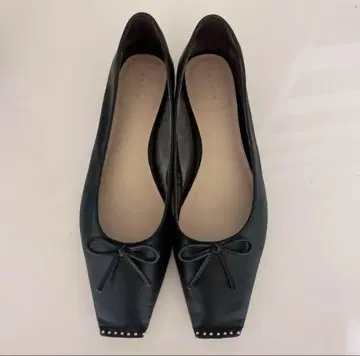 [새상품급] RANDA 리본 포함 블랙 플랫슈즈 스터드 포함 25.5cm