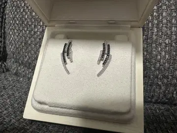 Swarovski 실버 블랙 스톤 커브 귀걸이