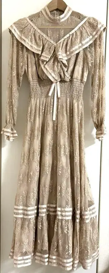 Maison de FLEUR 쁘띠 로브 레이스 원피스 베이지