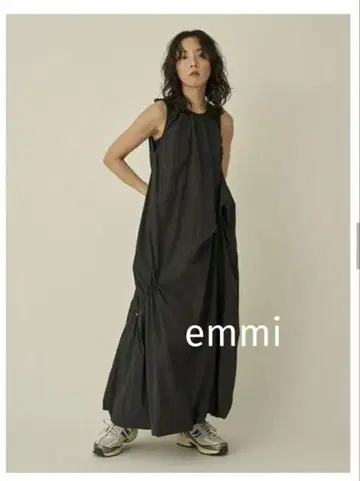 미품 emmi 개더 폼 원피스 블랙