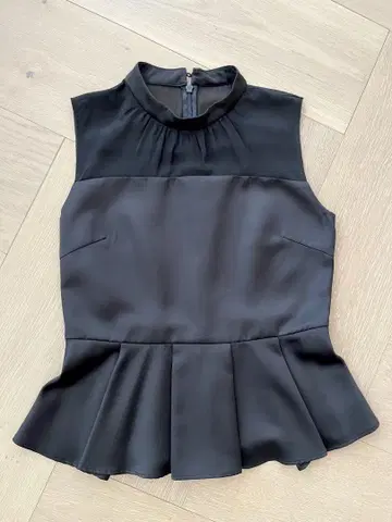 미사용 새상품 PICCIN 슬리브리스 블라우스 (M)