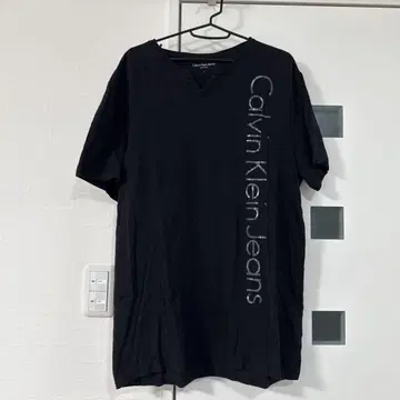 새상품급 Calvin Klein Jeans 블랙 티셔츠 남성용 반팔