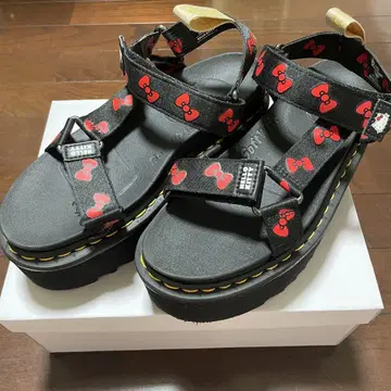 Dr. Martens 헬로키티 샌들 60주년 기념 콜라보 사이즈 UK5