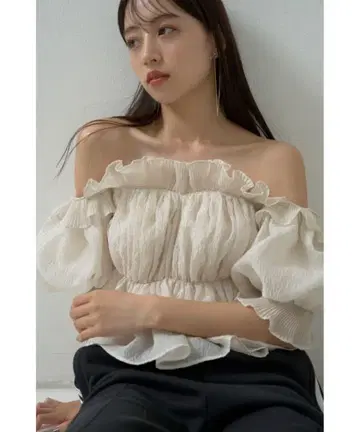 snidel 자카드 볼륨 개더 오프숄더 블라우스 아이보리