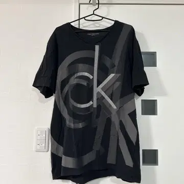 새상품급 Calvin Klein 블랙 티셔츠 L 사이즈 캘빈클라인