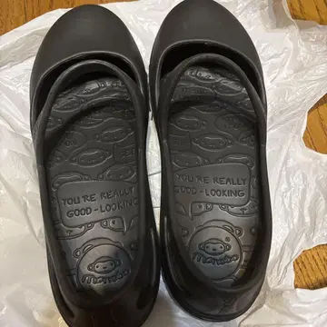 블랙 스트랩 플랫슈즈