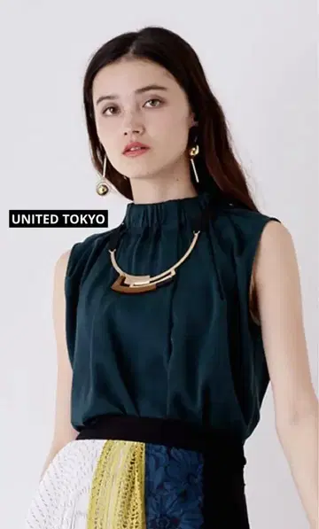 새상품급 UNITED TOKYO 하이넥 개더 블라우스