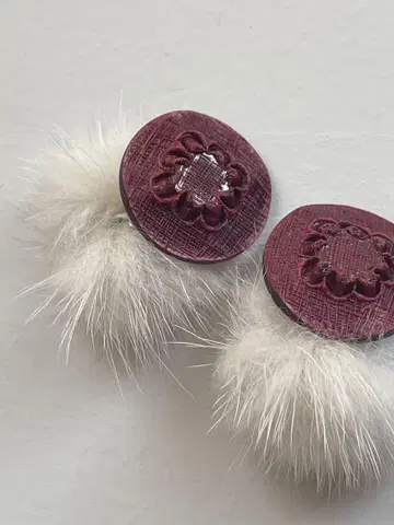 빈티지 버튼 퍼 귀걸이 보르도x화이트