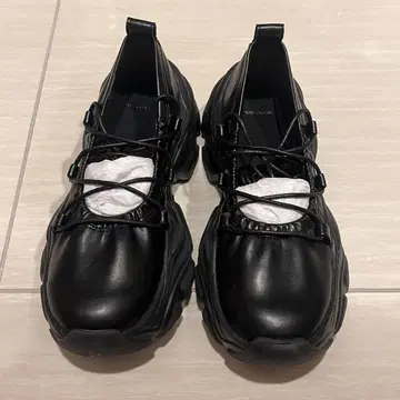 레이스업 발레 스니커즈