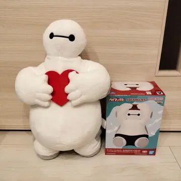 베이맥스 하트를 꽉 껴안은 봉제인형 백팩 피규어