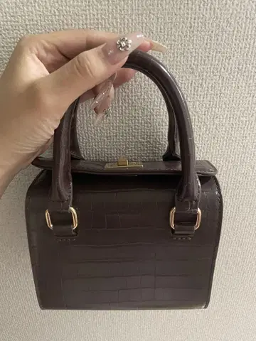 다크 브라운 크로커다일풍 핸드백