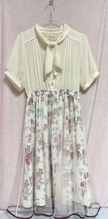 axes femme 아이보리 플라워 무늬 원피스
