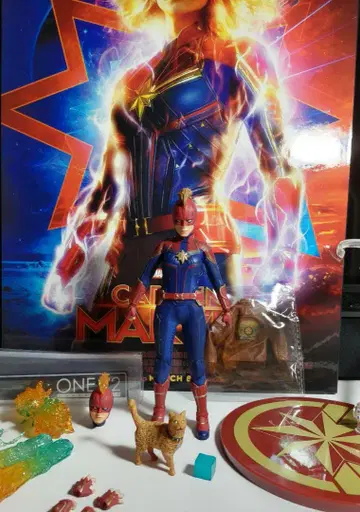 MEZCO ONE 캡틴 마블 액션 피규어