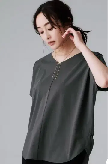 UNTITLED (언타이틀) 접촉 냉감 V넥 코튼 풀오버