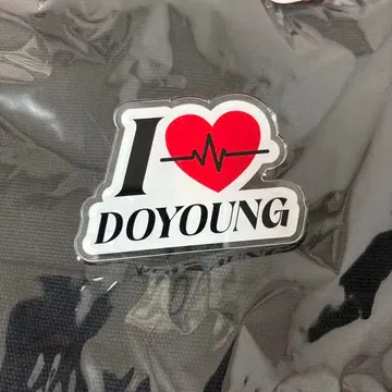 도영 아크릴 배지