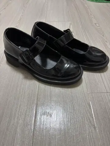 Dr. Martens 로퍼