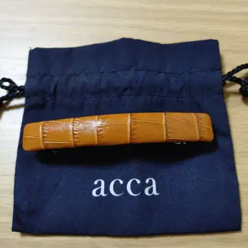 acca 엠보 가죽 머리핀 브라운