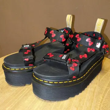 레어 Dr. Martens 헬로키티 60주년 기념 콜라보 통굽 샌들