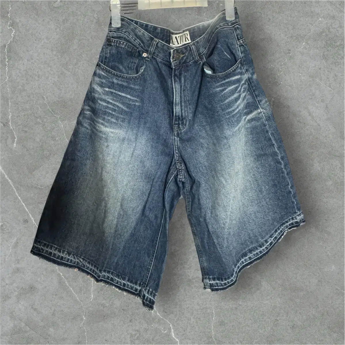 ★送料・関税込★SATUR★Gabon Denim Bermuda Pants★ SATUR】 Gabon denim bermuda pants /追跡付 (SATUR/デニム