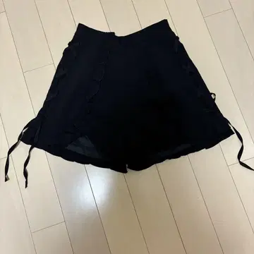 evelyn 블랙 숏팬츠 프릴