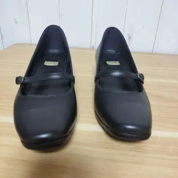 새상품급 블랙 펌프스 21.5cm EEE 스트랩 포함