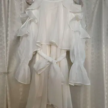 프릴 화이트 블라우스
