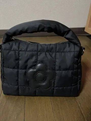 마리콴트 데이지 패턴 퀼팅 백