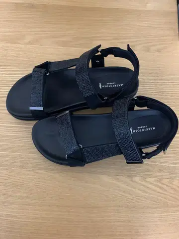 매킨토시 런던 블랙 스트랩 샌들