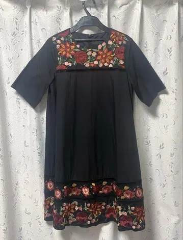 로이스크레용 장미 자수의 원피스 Lois CRAYON