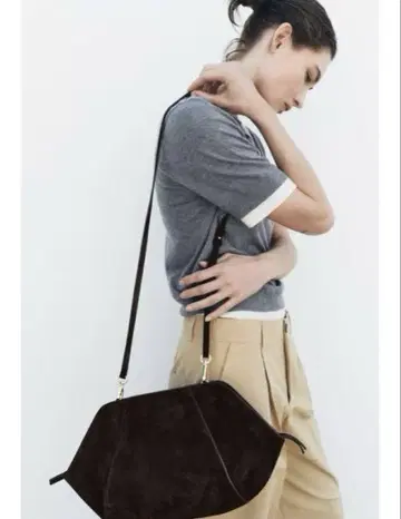 택 포함 새상품 ZARA 스티치 스플릿 스웨이드 클러치백