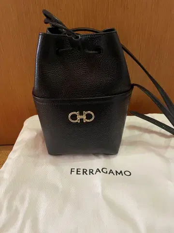FERRAGAMO 블랙 복조리형 숄더백