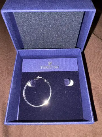 [새상품급] Swarovski 실버 후프 귀걸이 하자품