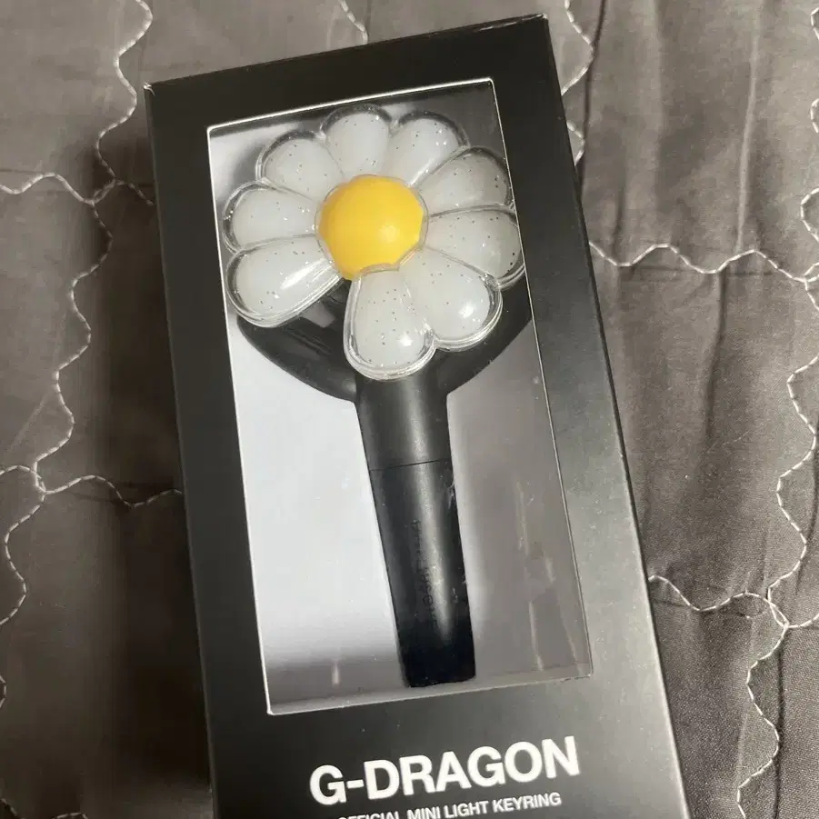G-DRAGON LIGHT STICK＋CRADLE＋SCARF SET G-DRAGON 2025 WORLD TOUR OFFICIAL MD - 02. LIGHT STICK