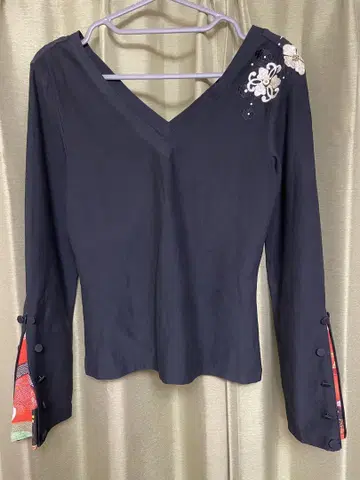 EVISU 에비수 헤리티지 V넥 플레어 긴팔 유니크 상의 S
