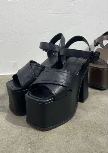 EMODA 크로스 벌키 폼 샌들 M 블랙