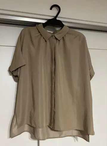 베이지 숏 슬리브 셔츠
