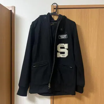 블랙 후드 부착 바시티 자켓 37