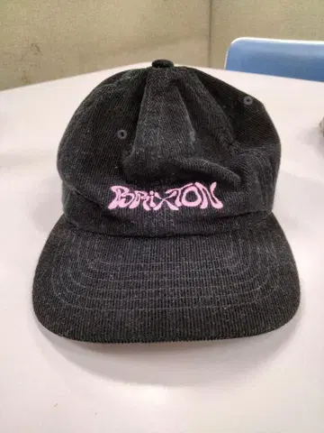 Brixton 코듀로이 캡 블랙 사이키델릭 폰트 핑크 퍼플 자수