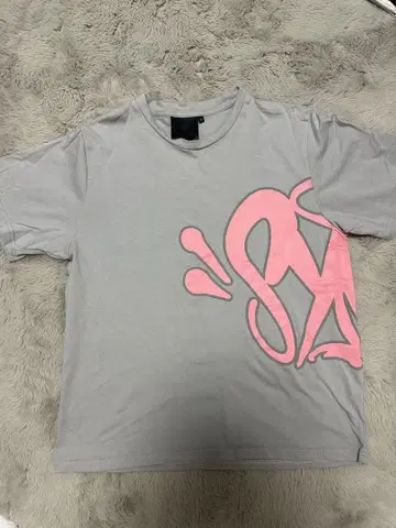 syna world 그레이핑크 T셔츠