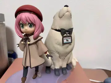 아냐와 화이트 셰퍼드 피규어