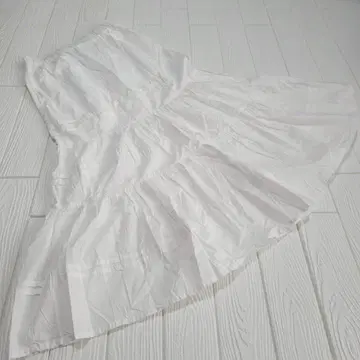 화이트 플레어 스커트 티어드 디자인