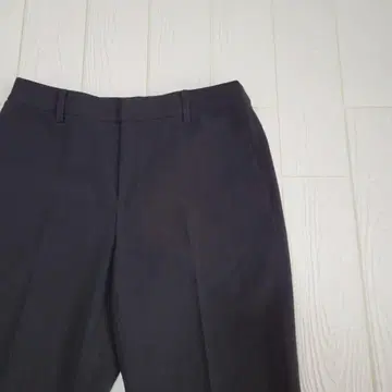 블랙 플레어 팬츠 뒷면 포켓 부착