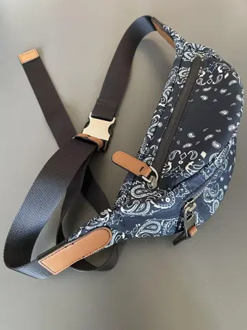 MICHAEL KORS 반다나 패턴 바디백