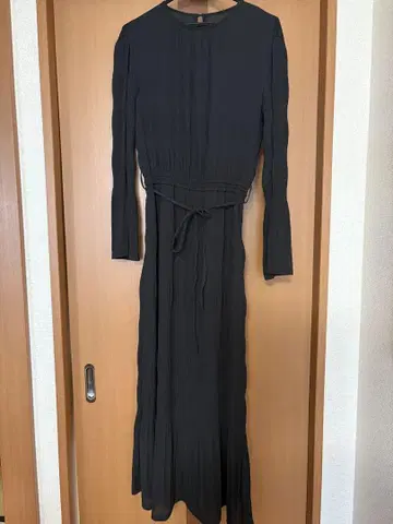 어반 리서치 원피스 블랙 셔링