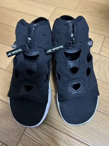 새상품급 Reebok Insta Pump Fury 블랙 샌들